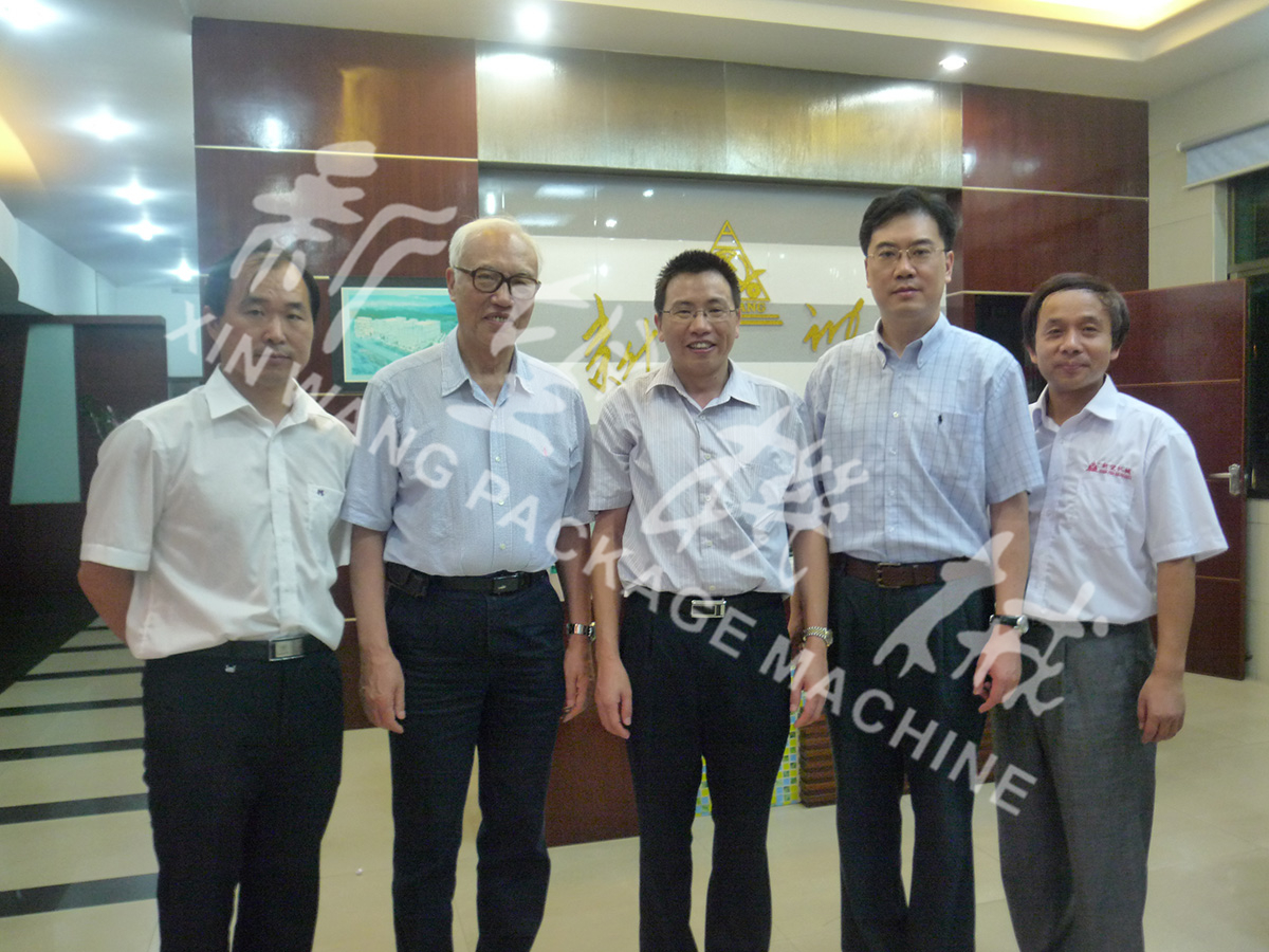中國工程院院士段正澄、中國工程院院士、華中科技大學黨委書記邵新宇、廣東省智能機器人研究院院長張國軍一行蒞臨新望公司考察指導